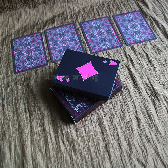 Plastic playing cards with gold edges